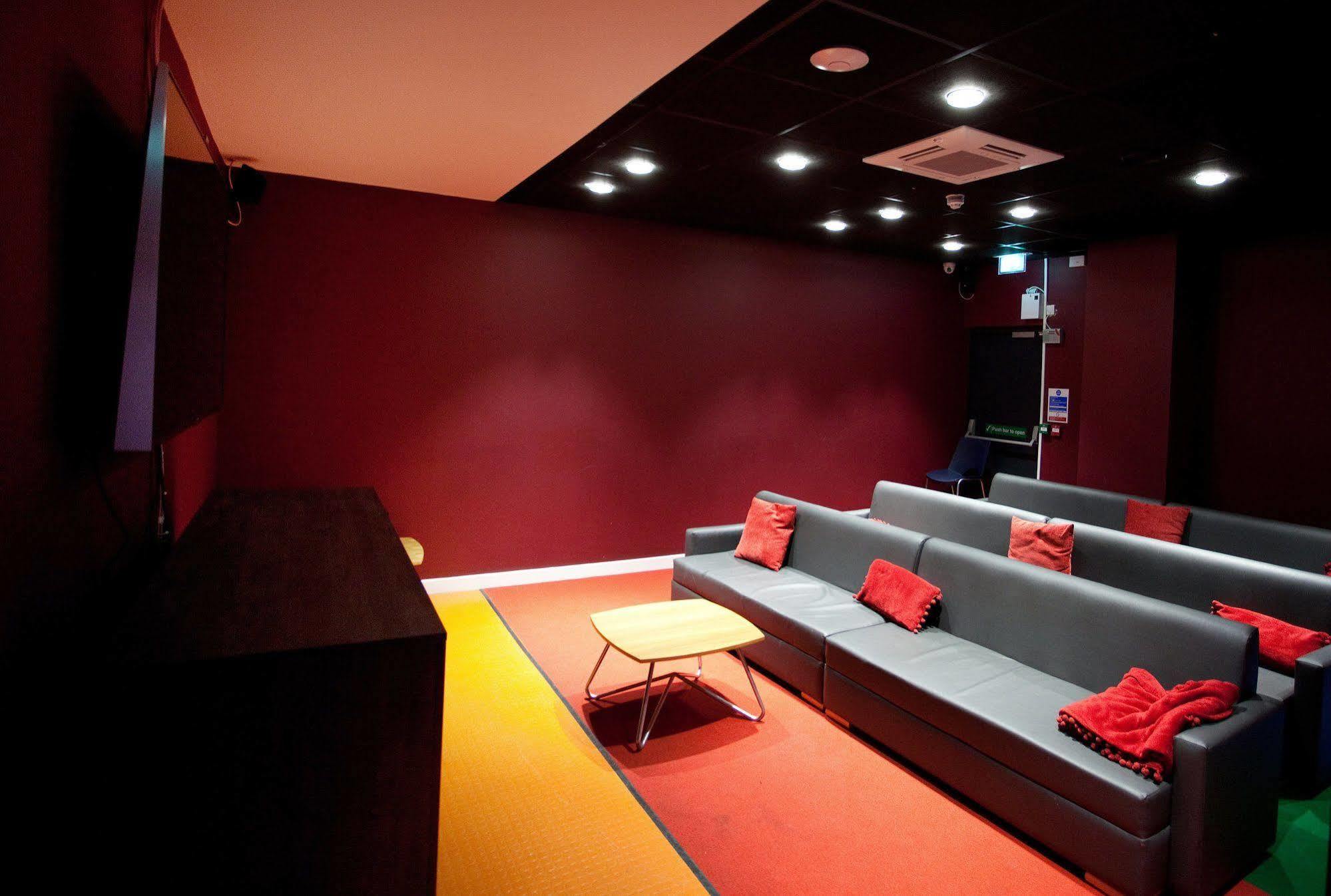 Finding My Palace Hatbox Studios Лутон Экстерьер фото
